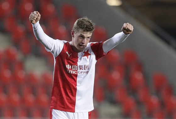 Slávistický stoper David Zima oslavuje postup do play off Evropské ligy po...