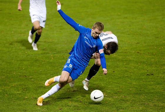 Liberecký fotbalista Jan Matouek (v modrém) se pokouí setást svého stráce...