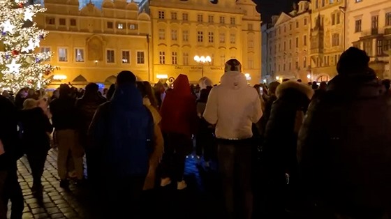 Centrum Prahy zaplavili lidí. Bez odstup a v mnoha pípadech bez rouek