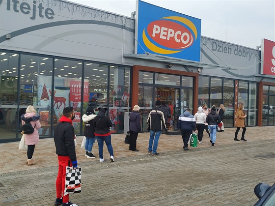 Fronty před prodejnou Pepco se ve čtvrtek staly republikovým fenoménem. Tvořily...