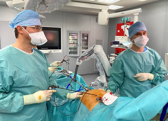 Chirurgové ve vítkovické nemocnici testují unikátní robotické rameno.