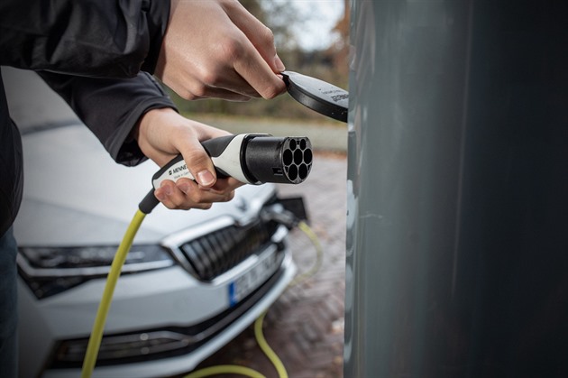 Zájem o nabíjení elektromobilů se zvyšuje, na sídlištích však stanice chybí