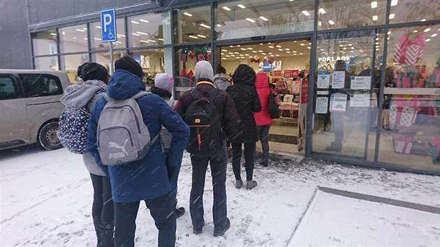 Fronty u kadeřníků, obchody počítají zákazníky. Velké rozvolnění začalo