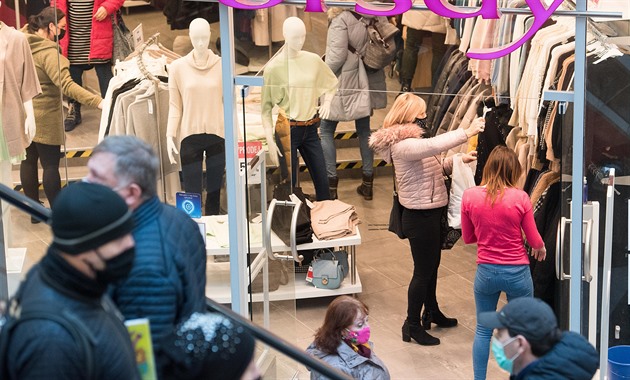 Pandemie ukázala budoucnost nakupování. Přizpůsobují se prodejny i e-shopy