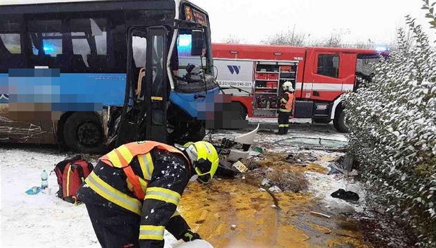 Autobus sjel do příkopu, kvůli vyproštění zraněných hasiči odstřihli dveře