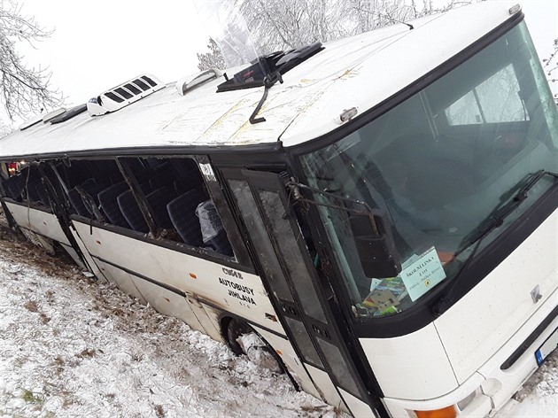 Pod autobusem s dětmi se utrhla krajnice, zraněných je přes dvacet