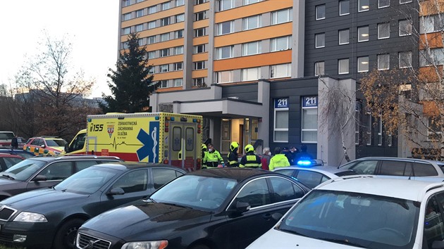 Pád lovka z nejvyího patra ubytovny Kupa v Praze 11. (4.12.2020)