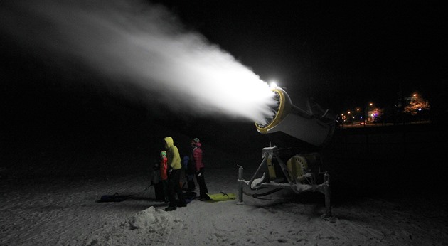 Ve ski areálu Bílá v Beskydech začali zasněžovat sjezdovky. Přilákalo to první...