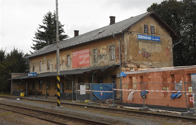 Aktivisté chtějí obnovit historické nádraží, stát upřednostní bourání