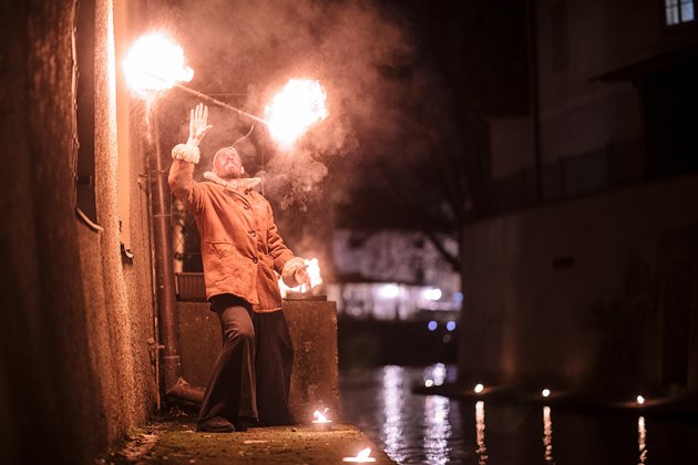 V centru Prahy prob�hla tradi�n� akce �erti na �ertovce. P�ev�n� rodiny s...