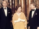 Valery Giscard d'Estaing (vlevo) v Buckinghamském paláci s britskou královnou...