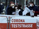 Lidé ve Vídni ekají na testování na koronavirus. (4. prosince 2020)