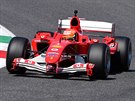 Nmecký jezdec Mick Schumacher na trati ve voze Ferrari F2004.