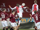 Abdallah Sima (uprosted ve výskoku) dává gól Slavie v derby proti Spart.