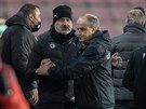 Trenéi Jindich Trpiovský a Václav Kotal si podávají ruce po zápase Slavie...