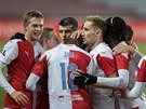 Fotbalisté Slavie se radují ze druhého gólu do sít Sparty.