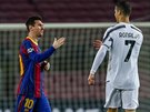 KDY SE POTKAJÍ DVA NEJLEPÍ. Lionel Messi z Barcelony (vlevo) a Cristiano...
