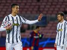 Cristiano Ronaldo slaví gól z penalty, kterou promnil v zápase s Barcelonou.
