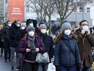 Lidé ekají ve front na ploné testování ve Vídni. (4. prosinec 2020)