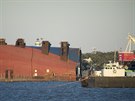 Rozezávání vraku nákladní lodi Golden Ray u ostrova St. Simons na východním...