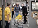 Ministr dopravy a prmyslu Karel Havlíek navtívil obchodní dm IKEA na...