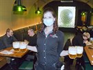 První obdoví hosté po lockdownu v restauraci Plzeka v centru Plzn. (3....