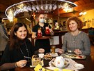 První hosté v restauraci Dobrá bata v Litomicích. (3. prosince 2020)