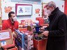 Ministr dopravy a prmyslu Karel Havlíek nakupoval v hrakáství Hamleys v...