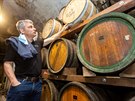 Jií Omelka z podniku TOSH Distillery obnovil výrobu whisky King Barley v...