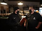 V pivovaru Malý Janek ze stedoeských Jinc u legitimuje hosty policie. V...