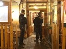 Hosty z restaurace v Teplicích vyprovázejí dom policisté. Zasahují tam z...