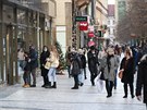 Centrum Prahy je v pedvánoním ase i bhem koronavirové epidemie plné lidí....
