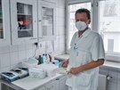 Miroslav Ad�mek se vr�til ke sv� p�vodn� profesi chirurga v dob� podzimn�...