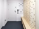 Na podlaze je pou�ité pr�myslové penízkové linoleum, které tak dob�e odolává...