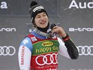 výcarský lya Marco Odermatt se raduje z triumfu v obím slalomu v Santa...