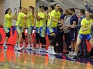 Basketbalistky USK Praha vstupují do zápasu.