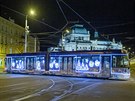 Po Plzni zaala jezdit speciáln vyzdobená vánoní tramvaj. (29. 11. 2020)