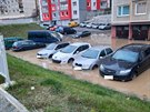 V Plzni na Koutce praskl hlavní vodovodní ad. Nkolik vozidel se ocitlo pod...