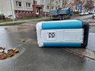 V Plzni na Koutce praskl hlavn vodovodn ad. Nkolik vozidel se ocitlo pod...
