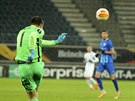 Liberecký branká Filip Nguyen odkopává balon bhem zápasu Evropské ligy v...