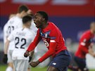 Fotbalisté Lille v ele s Timmym Weahem oslavují druhý gól, zatímco sparané...