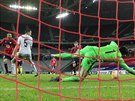 Burak Yilmaz z Lille dává Spart druhý gól domácího celku.