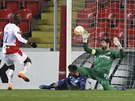Slávistický mladík Abdallah Dipo Sima dává tetí gól domácích v duelu s Beer...