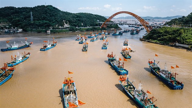 P�ístav Ning-po, provincie �e-�iang. �ínské rybá�ské lod� vyrá�ejí na mo�e.