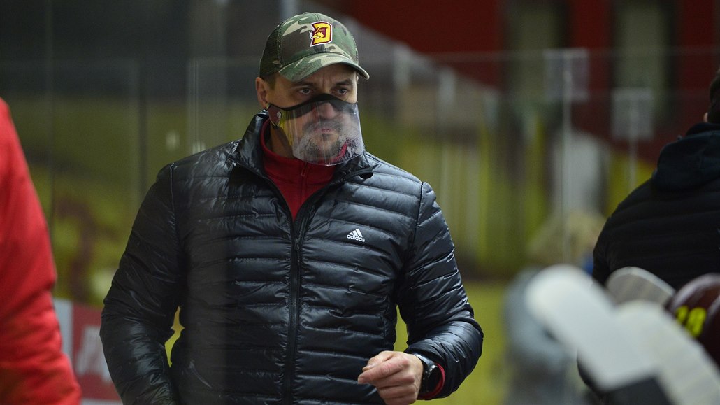 Trenér Jihlavy Viktor Uj�ík na st�ída�ce b�hem zápasu proti Kolínu.