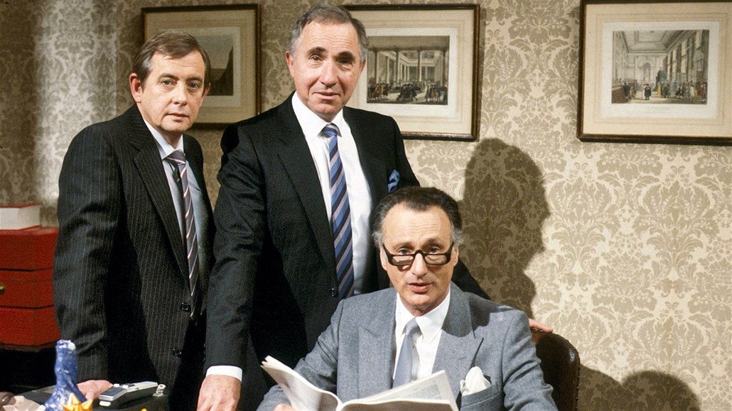 Nejslavn�j�í státní tajemník - uprost�ed sir Humphrey Appleby ze seriálu Jist�, pane minist�e.