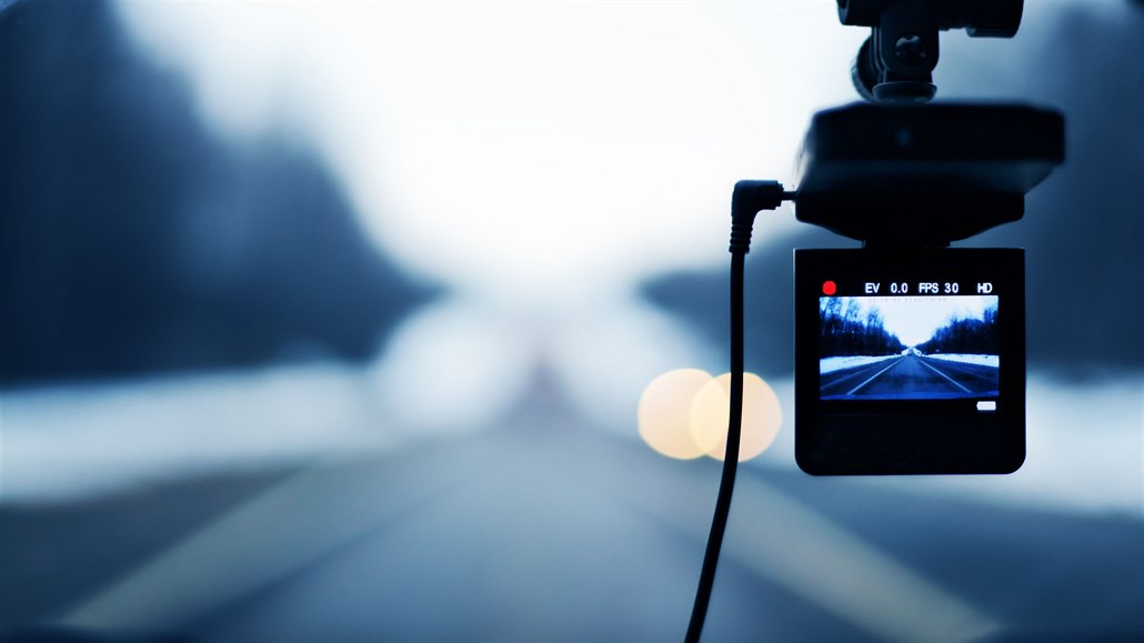 Kameru do auta ocení i firemní provoz nebo správci vozového parku. Moderní autokamera vlastní GPS lokátor, s jehož pomocí vlastník vozidla přesně ví o každém pohybu.
