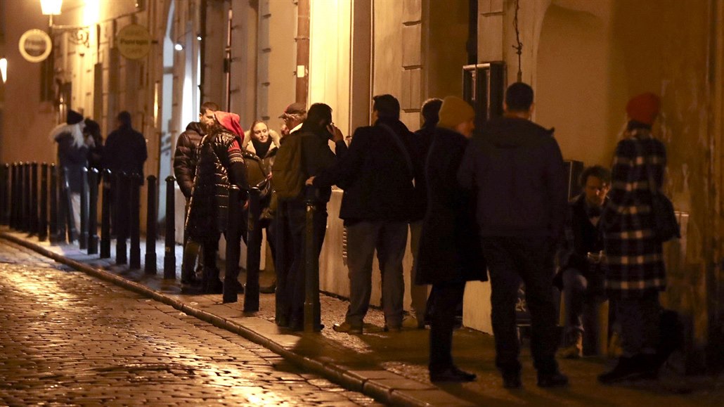Lidé ped barem Konvice a restaurací Konvikt v praské Bartolomjské ulici (9....