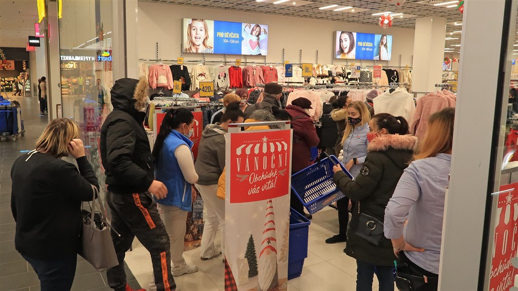 Velké rozvolnění odstartovalo. Lidé stojí u kadeřnictví i hodinové fronty