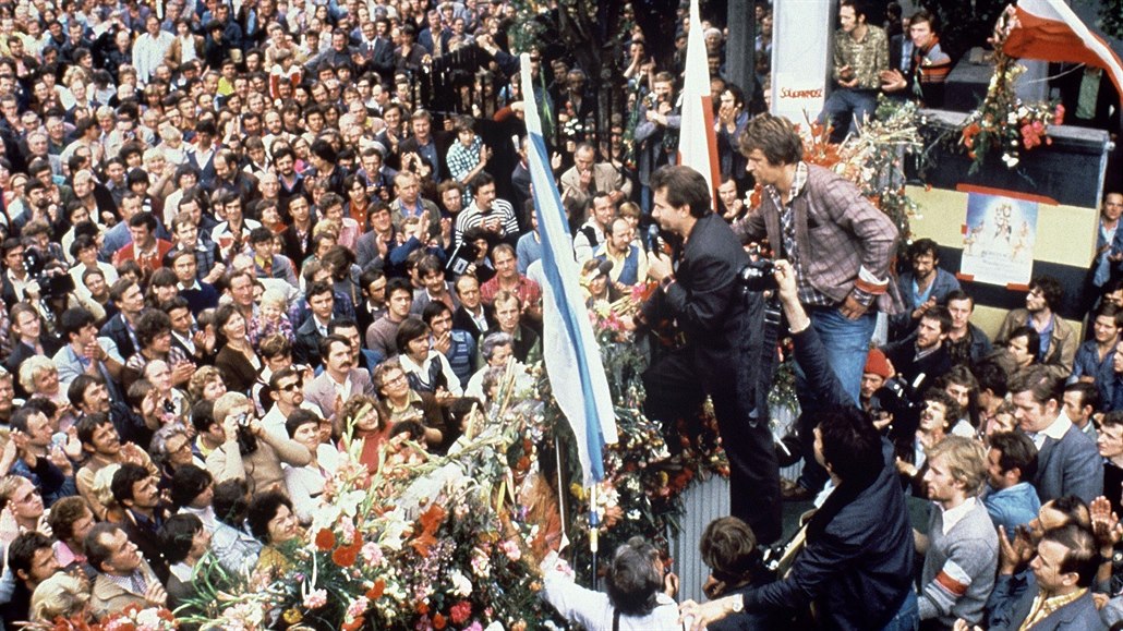 Ke stávkujícím dlníkm v  Gdasku v srpnu 1980 mluví Lech Walesa.